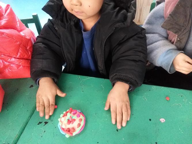 板东幼儿园―迎元旦 庆新年 捏彩泥