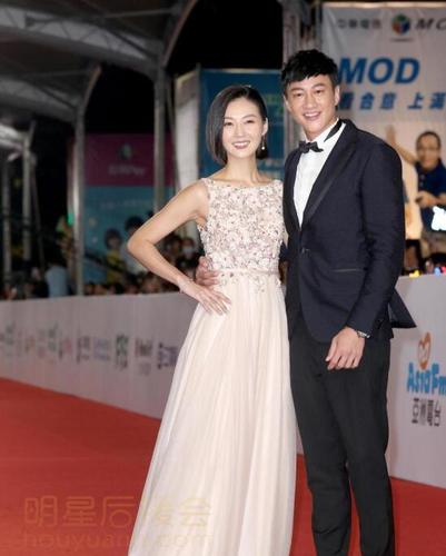 前几年何润东发唱片做音乐,相继推出《想你的爱》,《真心话》,《hey!