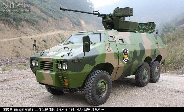 武警zfb05式装甲车改型多 又架喇叭又架炮!