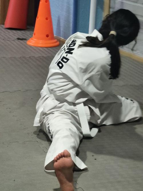 为什么跆拳道协会里的黑带师姐前脚掌都鼓起一块硬硬的东西