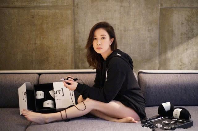 45岁佘诗曼大秀性感身材上衣撩到大腿根却被脚趾抢镜好独特