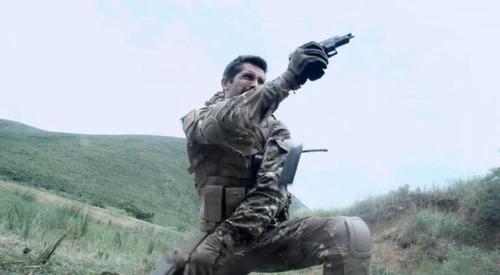 战狼:老猫瞄准了冷锋,为什么不开枪,反而开始肉搏?原因很讽刺