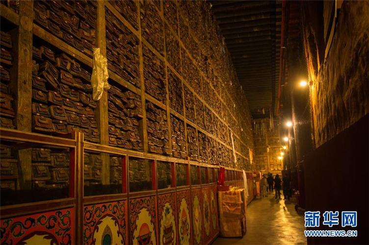 这是西藏萨迦寺内的"经书墙"(9月12日摄).