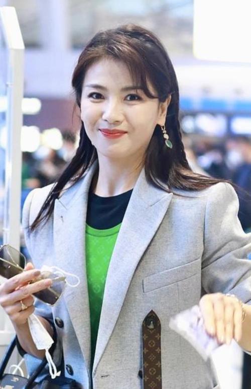 演员刘涛图片42岁刘涛穿一身名牌炫富