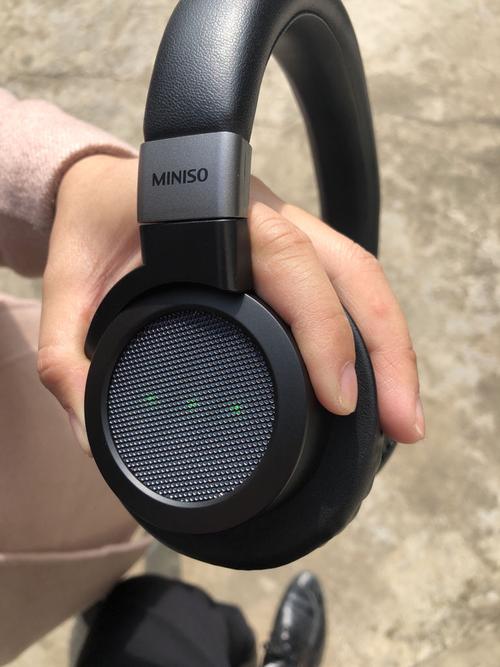 miniso耳套式蓝牙耳机按什么都没有用,而且边上还一直闪烁绿灯,昨晚刚