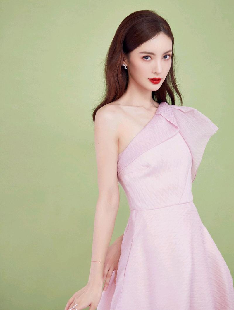 摩登莲子 2020-08-28 20:53 金晨不仅是一位优秀的女演员,而且她还