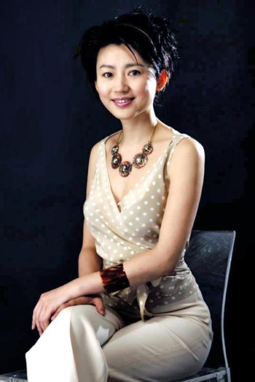 央视美女主持人王小丫气质出众