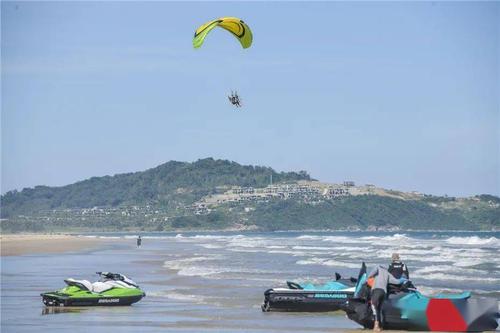 来万宁体验动力滑翔伞,换个角度看山看海