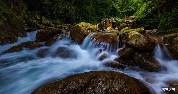 景区主要由九龙沟水石景片,大西山原始森林景片和古寺三部分组成,其中