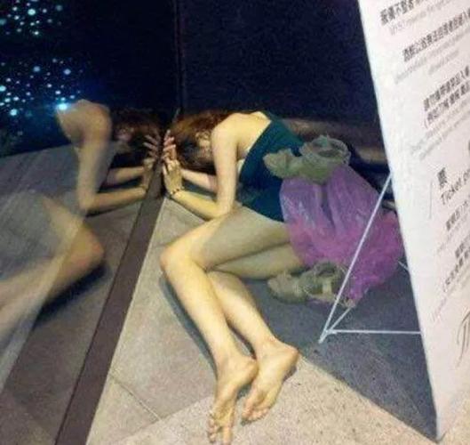 美女喝醉酒掉进粪坑众人救出后这么干视频太刺激画面辣眼