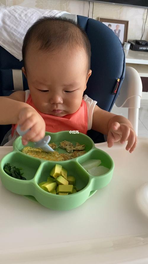 自己吃饭的小朋友_自主进食_萌娃_宝宝日常