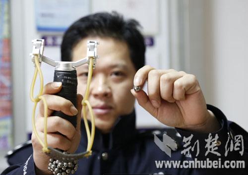 武汉高校校园发生"枪击"案?原是弹弓惹得祸(图)