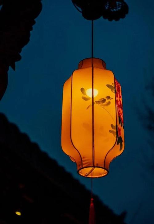 望眼长空盼月光,灯花懒散绕昏黄. 高歌一曲如宫阙,半个天涯是故乡.