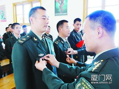 厦门:"英雄三岛"老兵 返乡前喜领纪念章