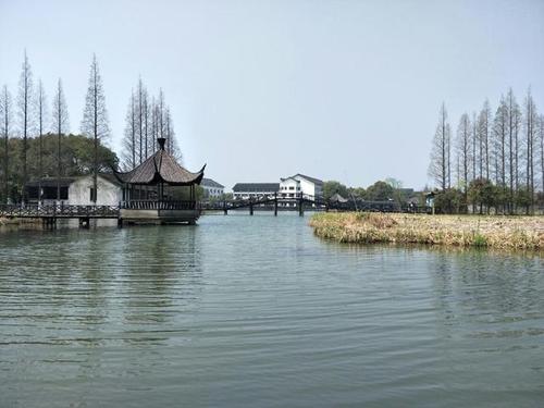 尚湖位于常熟虞山南麓,这一湖一山,是常熟市内必去的旅游景点.