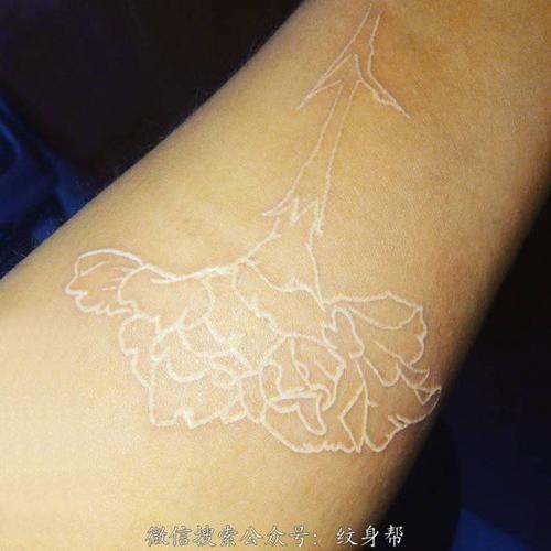 纹身白色 女生手臂上白色的花朵纹身图片