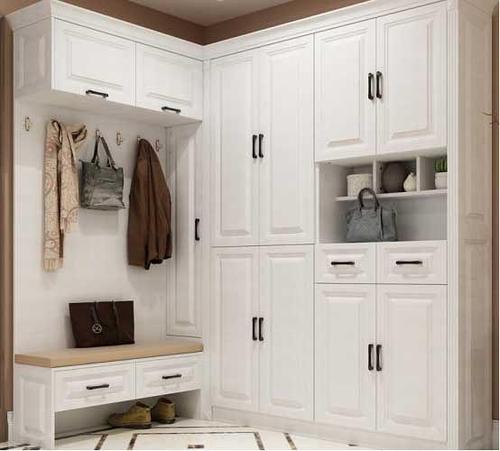 根据进门空间选择定制转角鞋柜更合适,这                    可以把