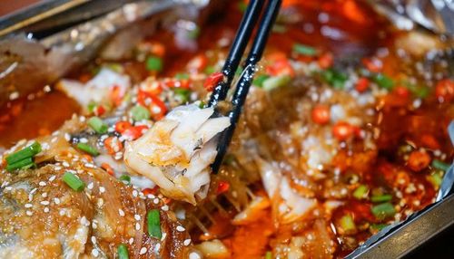 柔嫩的口感丰满而醇厚新鲜而细腻,余味清爽鲫鱼肉的口感嫩滑,一定要