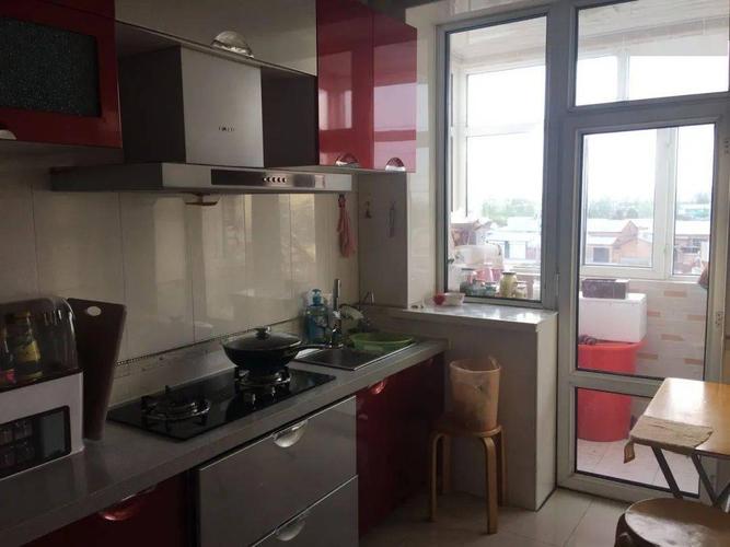 仅以此图作为示范,若厨房门正对灶台,则灶台会被门冲到,不利孩子健康