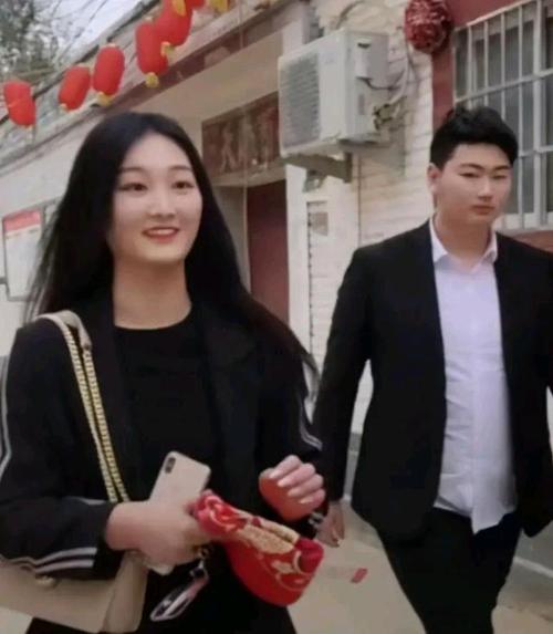 凭"大衣哥儿媳"身份,陈亚楠晋升成网红!肤白貌美太精明惹人议