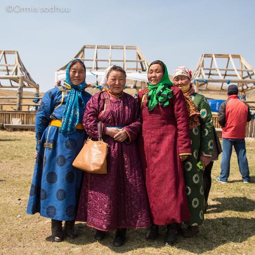 在一个任何牧区生活的蒙古族家庭里,母亲的角色往往会超过任何