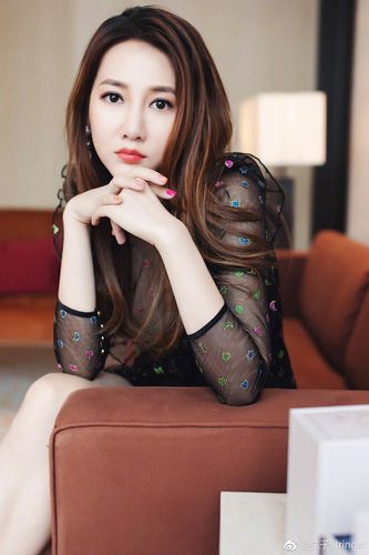 组图:弦子黑色薄纱裙秀长腿 妆容精致表情高冷撩人