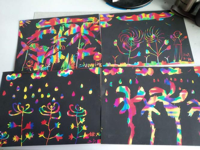 除了用竹笔在刮画纸上进行绘画创作以外,我们还可以配合其它工具进行