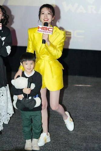 1月1日,上海,李沁携小主演米可现身《温暖的抱抱》见面会,李沁梳着