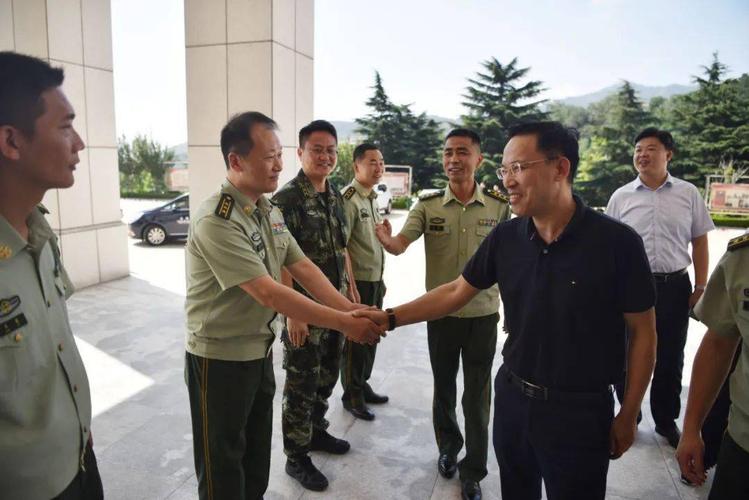"八一"前夕,芝罘区领导走访慰问驻区部队