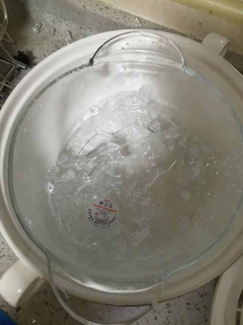 买了个钢化玻璃碗,碗盖爆炸了,下死人了,人没伤着,碎片一地,商家说要