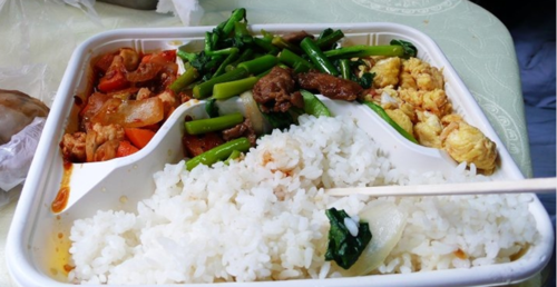 实拍:旅途中,在火车上吃到的各种"昂贵"套餐!