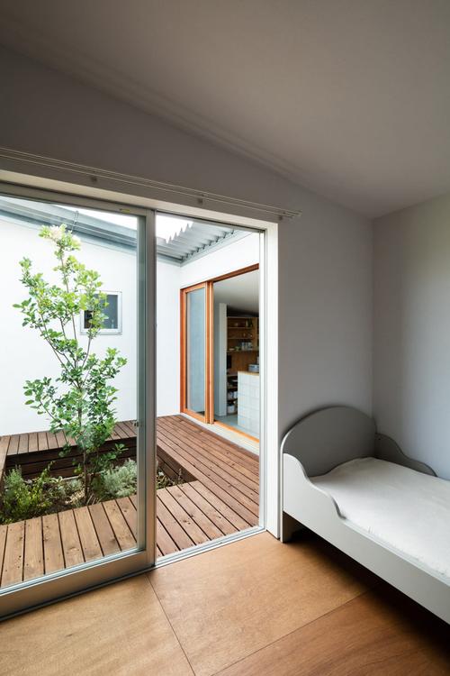 开放绿色景观的大阪u形房屋