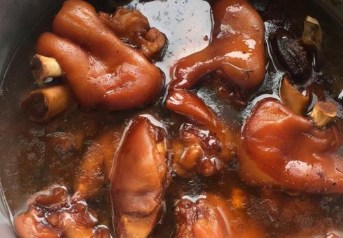 老一辈卤猪蹄的方子,卤料调味都做好,猪蹄软烂香嫩,更