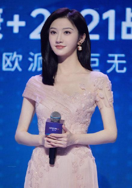 景甜牛奶肌白皙穿上金色亮片礼服宛如女神亮眼动人