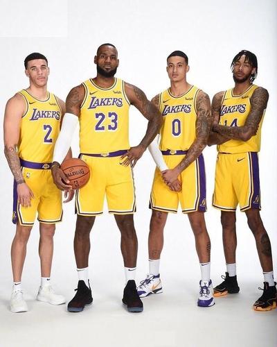 詹姆斯湖人定妆照