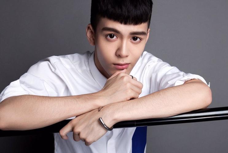            帅气时尚曾舜晞 简介