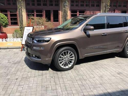 广汽菲克4x4体现四驱越野性能,双边共两出的排气配上银色装饰,质感