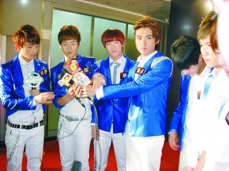 上周五快乐男声总决赛踢馆夜赛场局面完全被; 8090组合; 快男踢馆夜