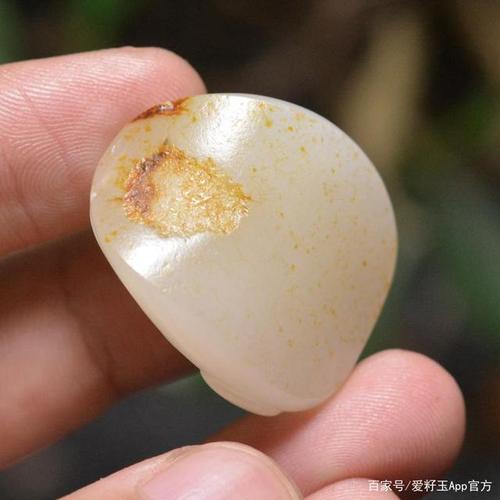 新疆和田玉籽料洒金皮吉象如意吊坠