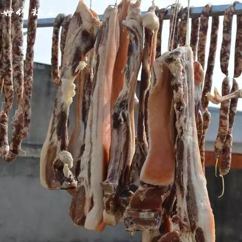  p>信阳腊肉是一道以咸肉,盐等材料腌制而成的肉制品.口味咸鲜. /p>