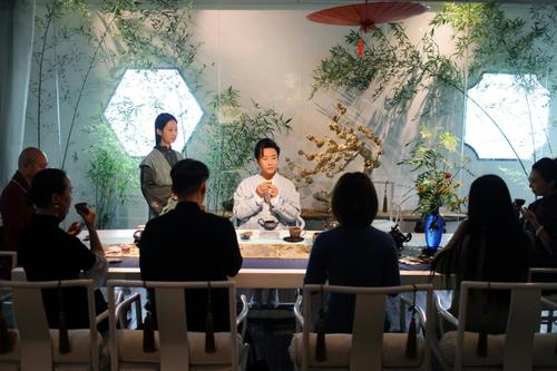 李玉刚举办茶会雅集,以茶会友彰显儒雅气质:演艺界一股清流!