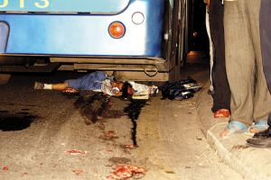 大巴飞驰而过父母痛失爱子