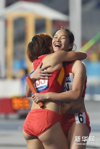     10月2日,中国选手韦永丽(右)与陶宇佳庆祝夺冠.