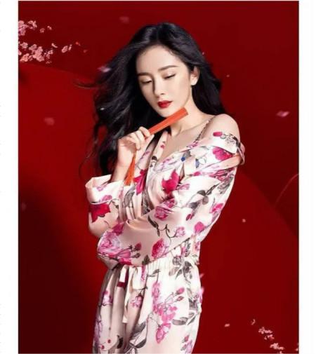 杨幂穿吊带睡衣拍大片,媚眼如丝腰臀比堪称完美,鼻子却十分突兀