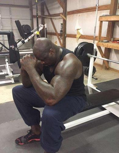 麒麟臂像是p图加特效了!奥尼尔这肌肉的块头,比女主持