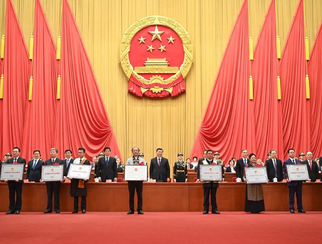 全国脱贫攻坚总结表彰大会隆重举行习近平向全国脱贫攻坚楷模荣誉称号