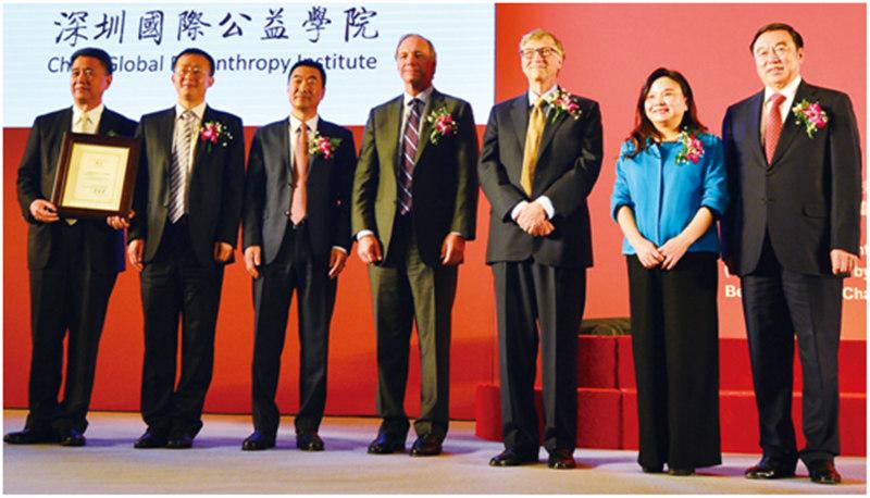 深圳国际公益学院董事会主席马蔚华(右一),深圳国际公益学院院长