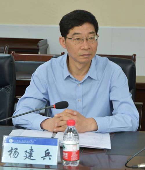 副校长杨建兵主持仪式