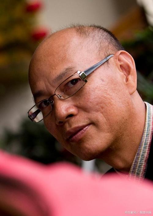 但也有不是因脱发,而一直以光头示人的男演员,比如同样来自香港的