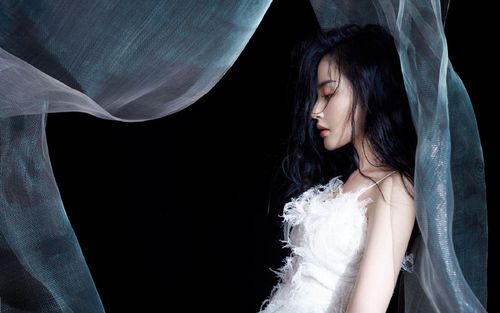 张天爱吊带白裙性感写真高清桌面壁纸图片